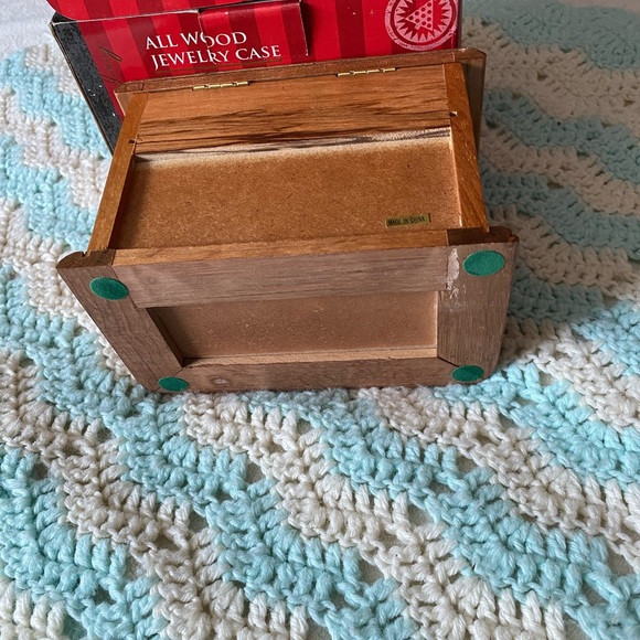 New in original box brown small jewelry box engraved with hearts - Picture 5 of 6